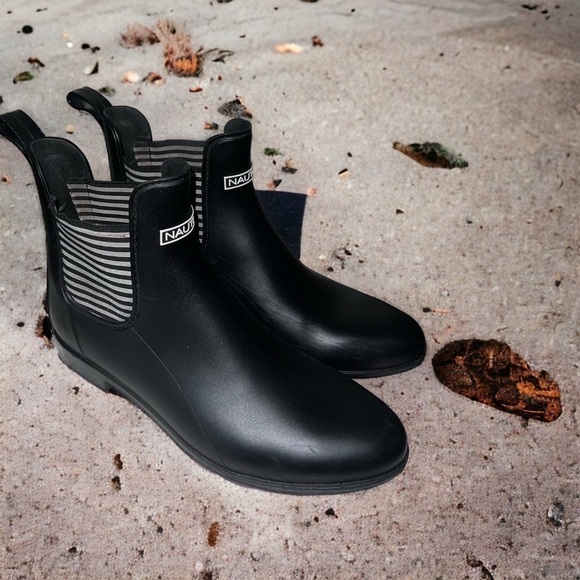 Blue nautica  rain boots. - Picture 2 of 3